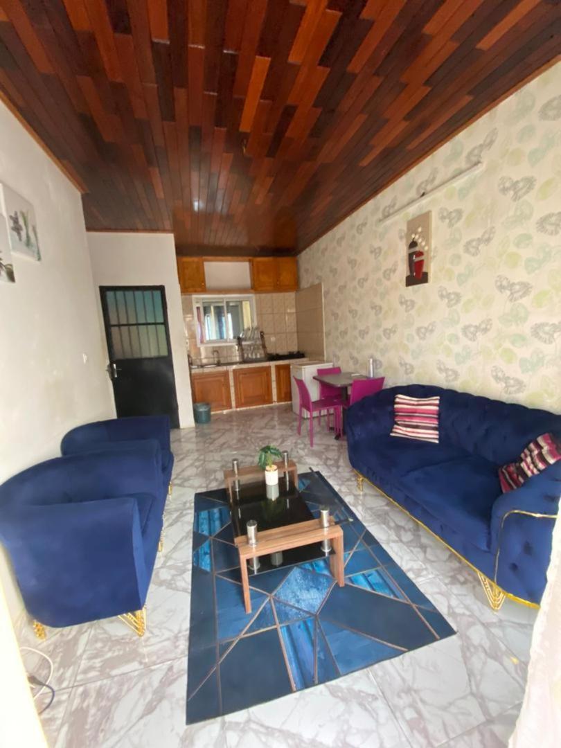 Cave Royale - Chambres-Studios-Apparts Meubles - Logpom Hopithal Des Soeurs Apres Camara Laye Douala Exterior photo