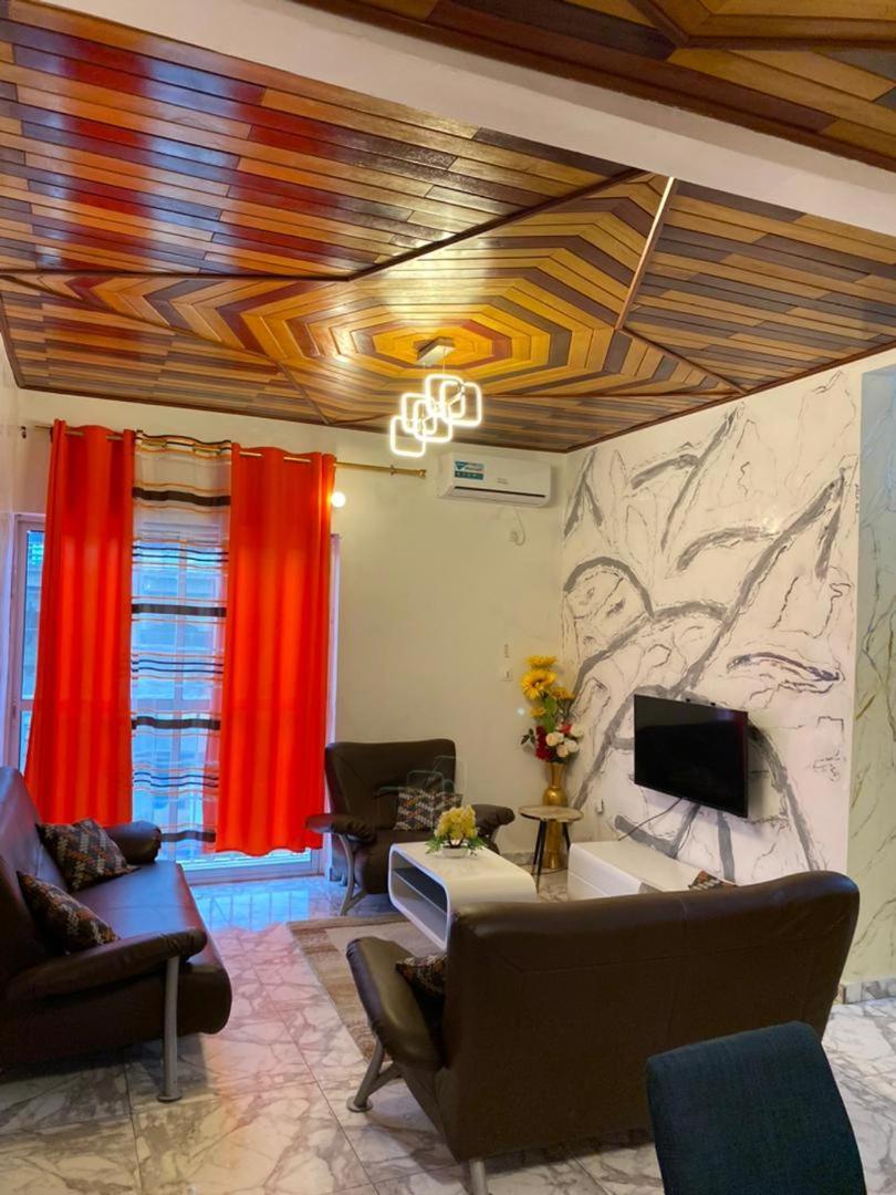 Cave Royale - Chambres-Studios-Apparts Meubles - Logpom Hopithal Des Soeurs Apres Camara Laye Douala Exterior photo