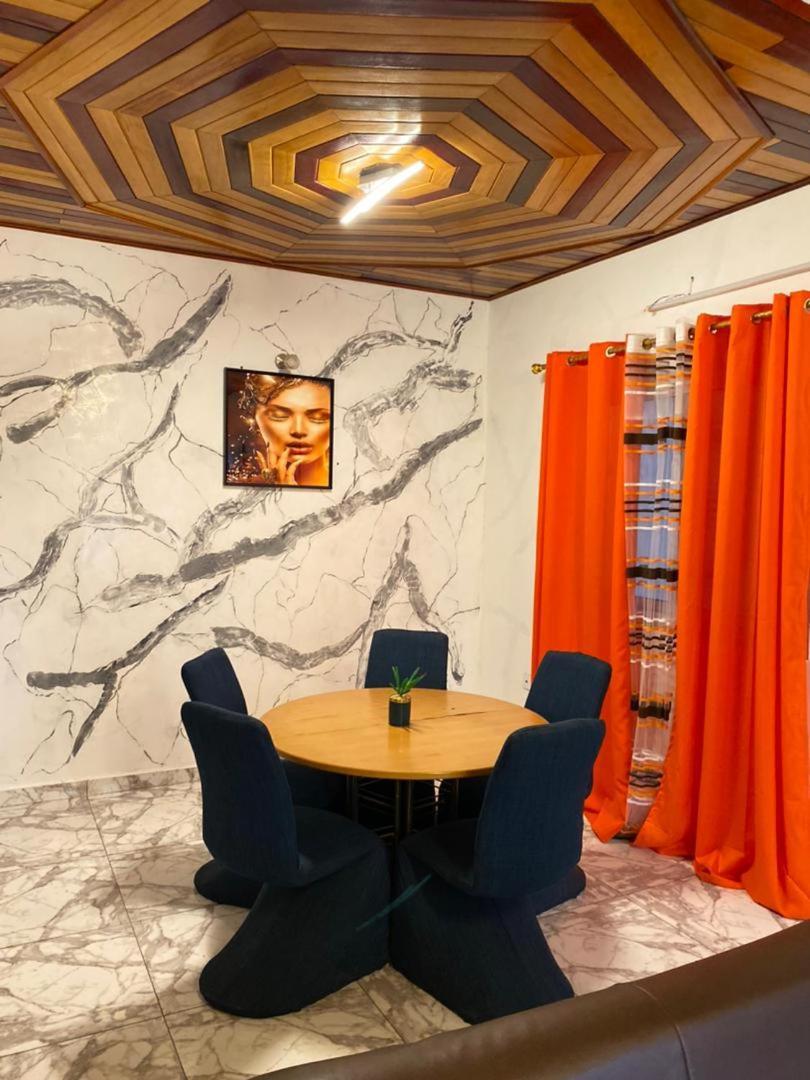 Cave Royale - Chambres-Studios-Apparts Meubles - Logpom Hopithal Des Soeurs Apres Camara Laye Douala Exterior photo