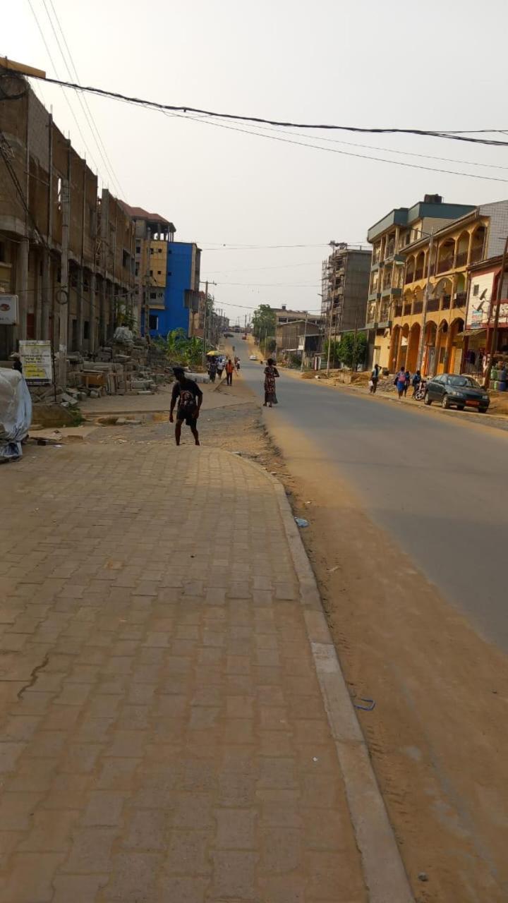 Cave Royale - Chambres-Studios-Apparts Meubles - Logpom Hopithal Des Soeurs Apres Camara Laye Douala Exterior photo