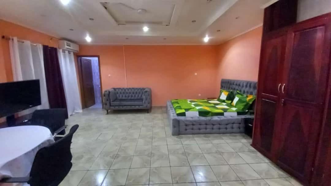Cave Royale - Chambres-Studios-Apparts Meubles - Logpom Hopithal Des Soeurs Apres Camara Laye Douala Exterior photo