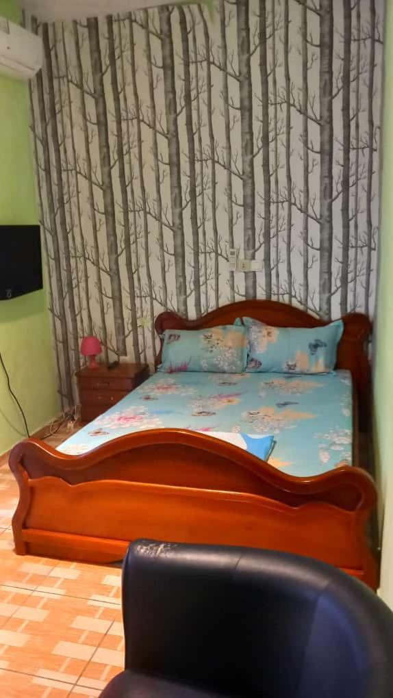 Cave Royale - Chambres-Studios-Apparts Meubles - Logpom Hopithal Des Soeurs Apres Camara Laye Douala Exterior photo