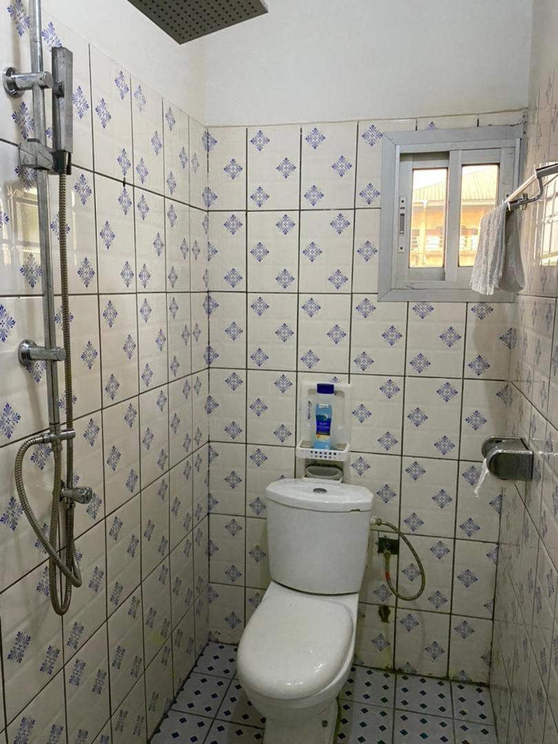 Cave Royale - Chambres-Studios-Apparts Meubles - Logpom Hopithal Des Soeurs Apres Camara Laye Douala Exterior photo