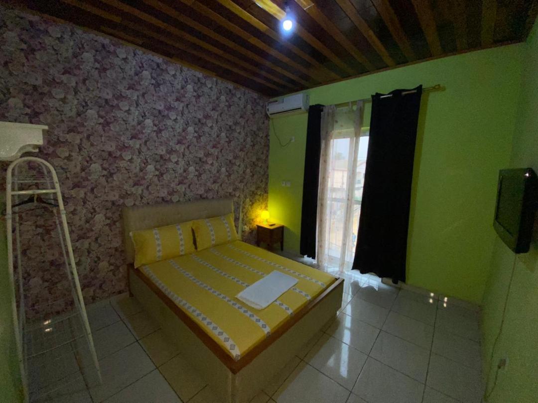 Cave Royale - Chambres-Studios-Apparts Meubles - Logpom Hopithal Des Soeurs Apres Camara Laye Douala Exterior photo